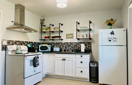 Aransas Pass House | Cozy Corner Cottage in Aransas Pass, super close to beaches and boat launches.