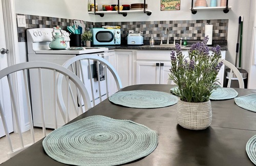 Aransas Pass House | Cozy Corner Cottage in Aransas Pass, super close to beaches and boat launches.
