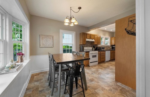 Sheboygan House | Cozy Corner Cottage- 2 blocks to Lake Michigan. Walk to Deland Park and Beach!