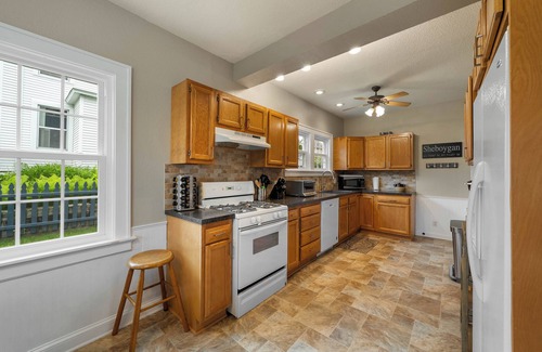 Sheboygan House | Cozy Corner Cottage- 2 blocks to Lake Michigan. Walk to Deland Park and Beach!