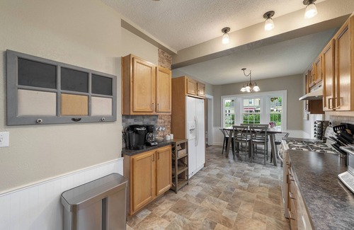 Sheboygan House | Cozy Corner Cottage- 2 blocks to Lake Michigan. Walk to Deland Park and Beach!