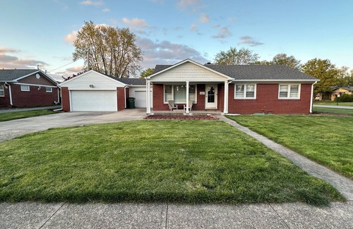 Speedway House | Cozy Corner House 9 min walk from Indianapolis Motor Speedway!