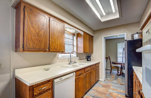 Commerce House | Cozy corner lot in Commerce, Texas.