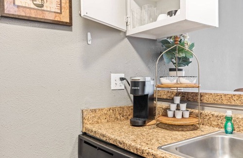 Park Central Apartment | COZY CORPORATE UNIT IN DFW!