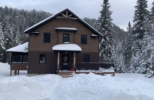 St-Adolphe-d'Howard Ski Chalet | Cozy cottage with SPA located on private lake and close to ski hills