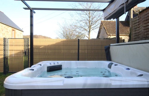 Saussemesnil Cottage | Cozy Cotentin Retreat: Spa, Countryside, Pet-Friendly, Sleeps 4