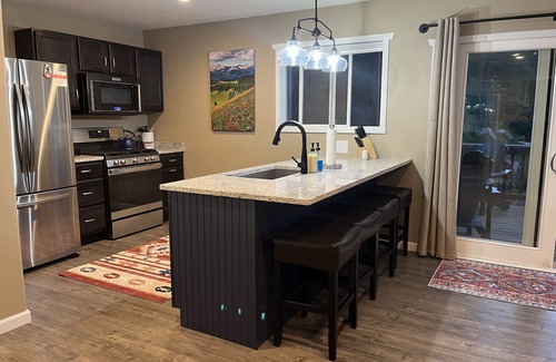 Cascade-Chipita Park Cottage | Cozy Cottage Getaway ✔️Hot tub ✔️Views ✔️Pet Friendly