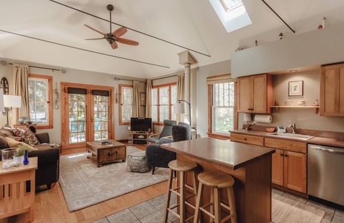 Union Pier House | Cozy Cottage, 1000 ft to beach, deck, grill, and gazebo!