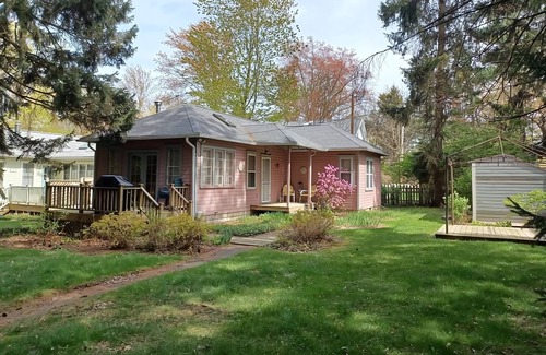 Union Pier House | Cozy Cottage, 1000 ft to beach, deck, grill, and gazebo!