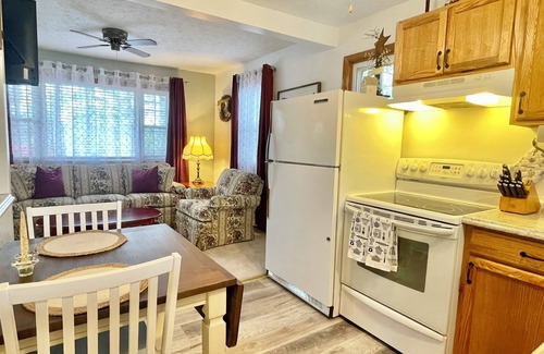 Cumberland House | Cozy Cottage 2 bedroom house one and half bathrooms Cumberland, Md with AC, WiFi