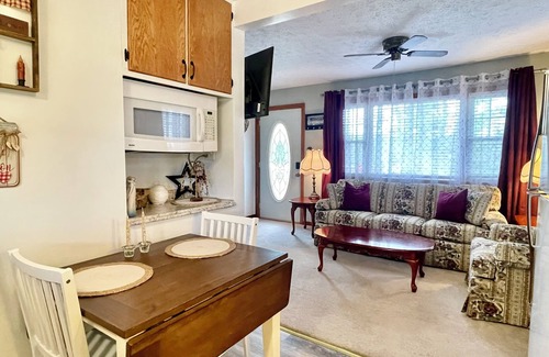 Cumberland House | Cozy Cottage 2 bedroom house one and half bathrooms Cumberland, Md with AC, WiFi