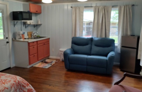 Elberta Cottage | Cozy cottage 20 minutes to beaches! Less than 10 minutes to OWA & Beach Express.