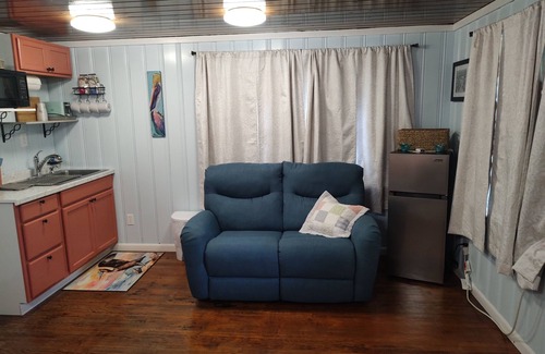 Elberta Cottage | Cozy cottage 20 minutes to beaches! Less than 10 minutes to OWA & Beach Express.