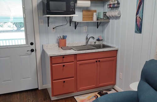 Elberta Cottage | Cozy cottage 20 minutes to beaches! Less than 10 minutes to OWA & Beach Express.