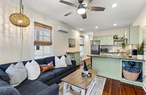 San Jacinto Cottage | Cozy cottage 3 blocks to beach