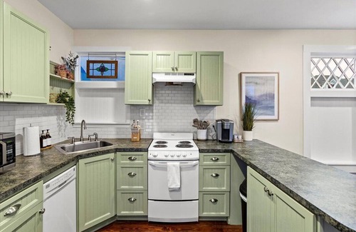 San Jacinto Cottage | Cozy cottage 3 blocks to beach