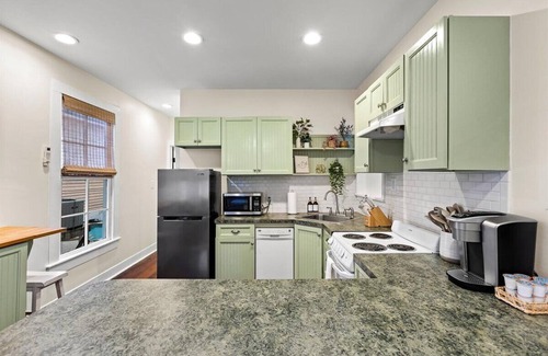San Jacinto Cottage | Cozy cottage 3 blocks to beach