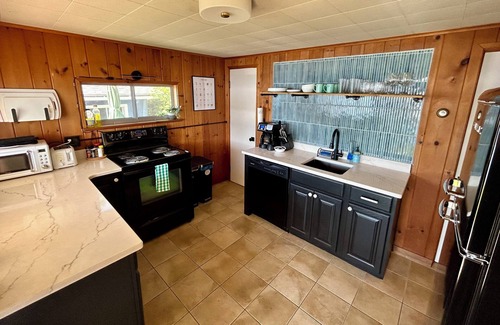 Dundee Cottage | Cozy cottage 3 steps away from the lake!