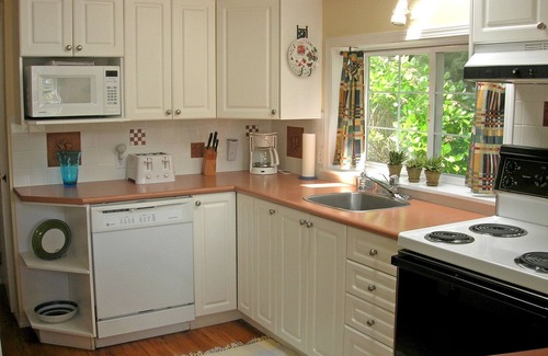 Sooke Cottage | Cozy Cottage: 30 meters from walk-on beach, Perfect for Couples