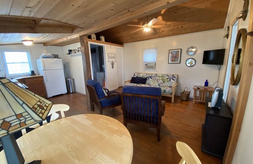Applegate Cottage | Cozy Cottage #4 overlooking beautiful Lake Huron