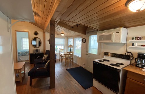 Applegate Cottage | Cozy Cottage #4 overlooking beautiful Lake Huron