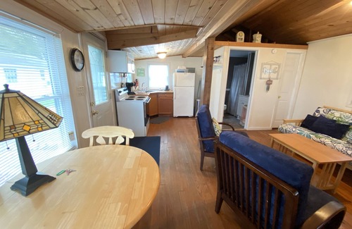 Applegate Cottage | Cozy Cottage #4 overlooking beautiful Lake Huron