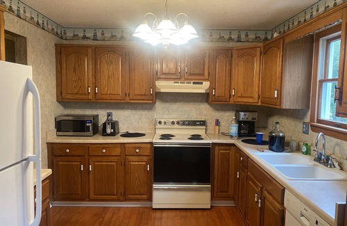 Tri-Cities House | Cozy cottage, 5 min away from shopping center, access to the lake, great views