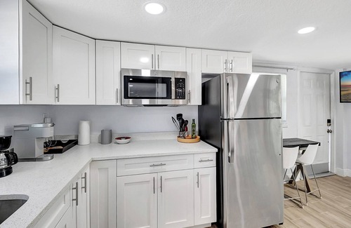 Delray Beach Apartment | Cozy Cottage 5 Min to Beach Perfect for Couples