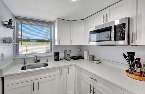 Delray Beach Apartment | Cozy Cottage 5 Min to Beach Perfect for Couples