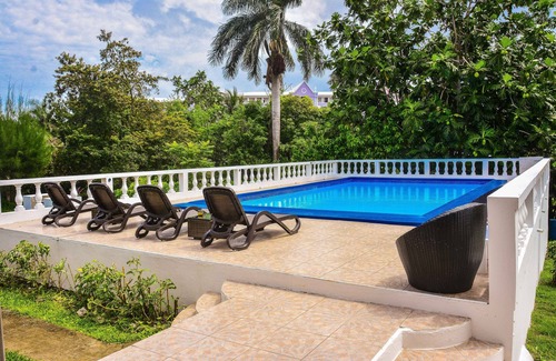 Mammee Bay Apartment | Cozy Cottage, 5 minutes walk to beach, beautiful garden perfect relaxation spot