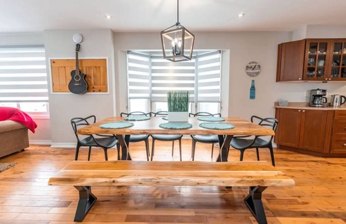 Alcona Cottage | Cozy Cottage Across Lake Simcoe