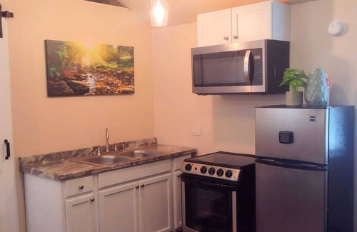 Metter Cottage | "Cozy Cottage an hour from Savannah, GA