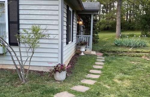 Waynesboro Cottage | Cozy Cottage at Frogmorton