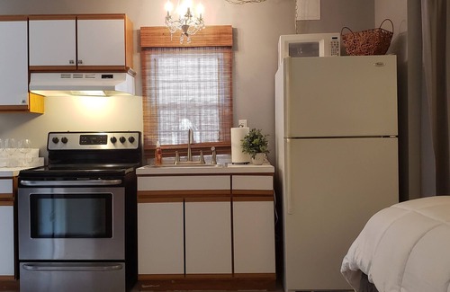 Barstow Cottage | Cozy Cottage by the water - Private courtyard and inground pool