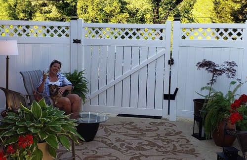 Barstow Cottage | Cozy Cottage by the water - Private courtyard and inground pool