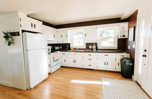 Bernville Cottage | Cozy Cottage- Beautiful Porch Views