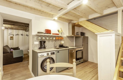Camoca Cottage | Cozy cottage besides a stream and a river
