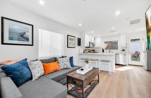 Thousand Oaks House | Cozy Cottage, Brand New, fully Private, walk to Everything