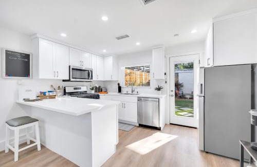 Thousand Oaks House | Cozy Cottage, Brand New, fully Private, walk to Everything