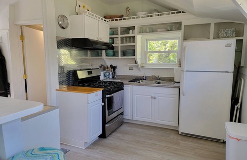 Mashpee House | Cozy Cottage- Bright, 2 Bedroom- Great Location