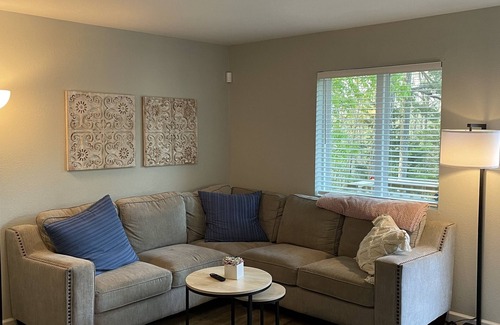 Fairfield Bay House | Cozy Cottage by Marina & Trails. Quiet and Serene!