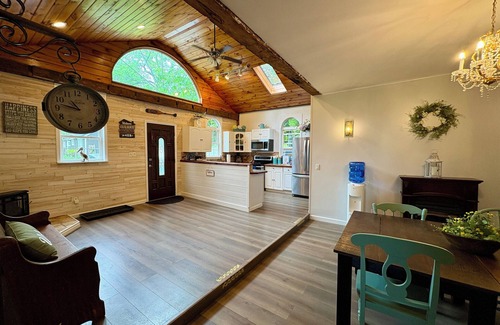 Castile Cottage | Cozy Cottage by Silver Lake