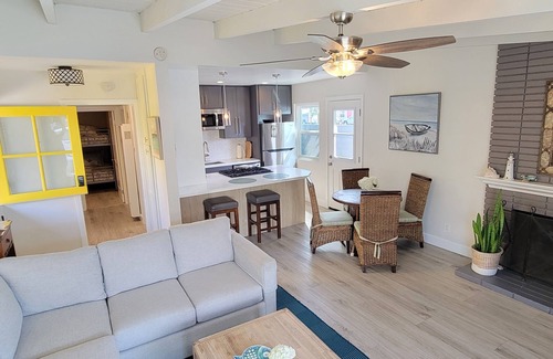 West Newport House | Cozy Cottage by the Beach.Steps to the Sand