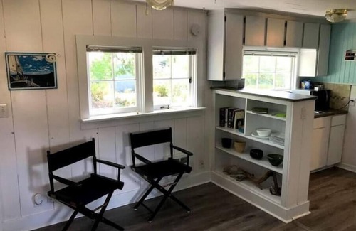 West Hills Cottage | Cozy Cottage by the Bay