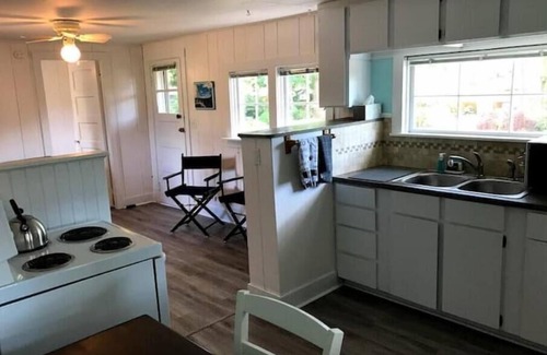 West Hills Cottage | Cozy Cottage by the Bay
