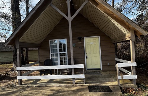 Phenix City Cottage | Cozy cottage by the lake! 18c
