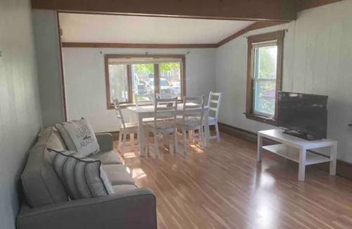 Portsmouth Cottage | Cozy Cottage By Water and Near Downtown Newport
