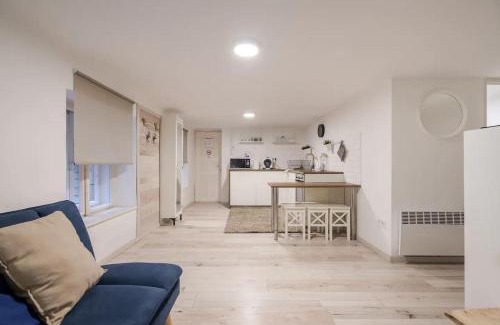 Ujlipotvaros Apartment | COZY COTTAGE - Cheerful Apartment in the Center