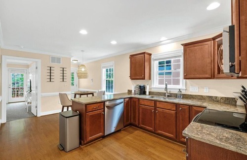 Greensboro Cottage | Cozy Cottage Close to Everything!