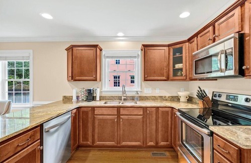Greensboro Cottage | Cozy Cottage Close to Everything!